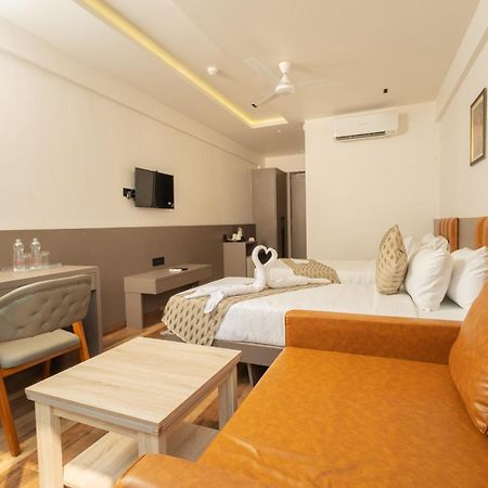Krown Palace Resort ศิลวัสสา ภายนอก รูปภาพ