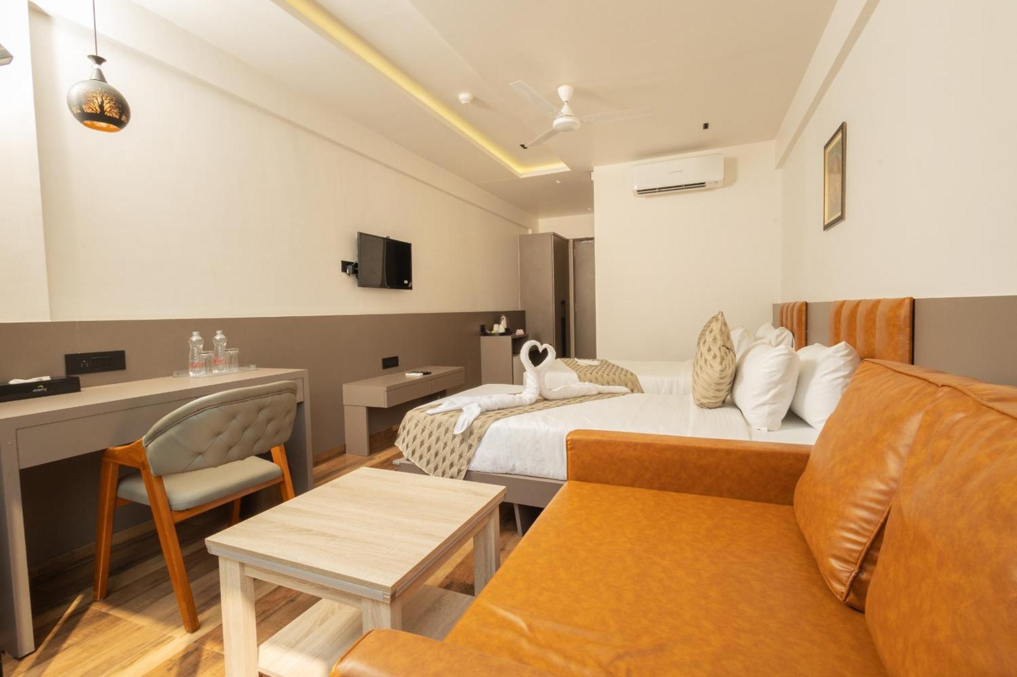 Krown Palace Resort ศิลวัสสา ภายนอก รูปภาพ